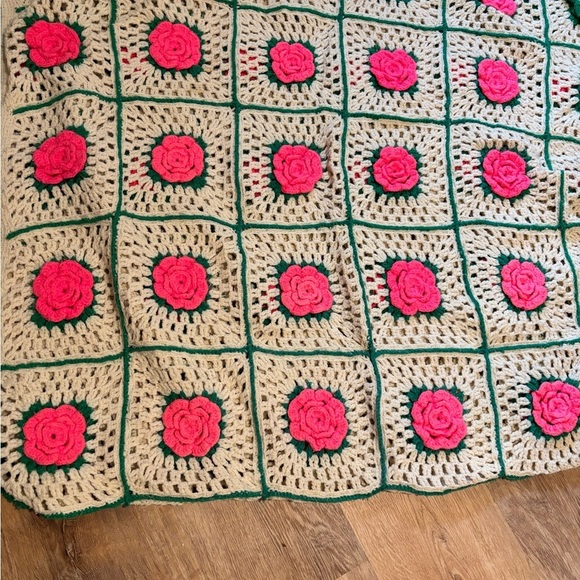Vintage Handmade Crochet Afghan With 3D Flower Pattern - Picture 3 of 3